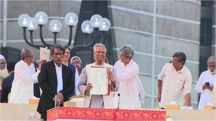 জুলাই সনদে স্বাক্ষর করলেন প্রধান উপদেষ্টা ও বিভিন্ন রাজনীতিদলের প্রধানগণ